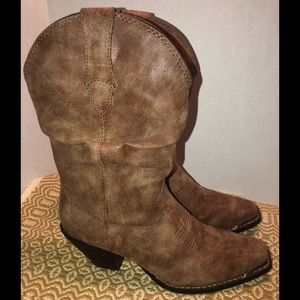 Women’s 10’ Durango brown boots